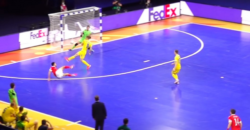 напряженный момент матча по мини-футболу