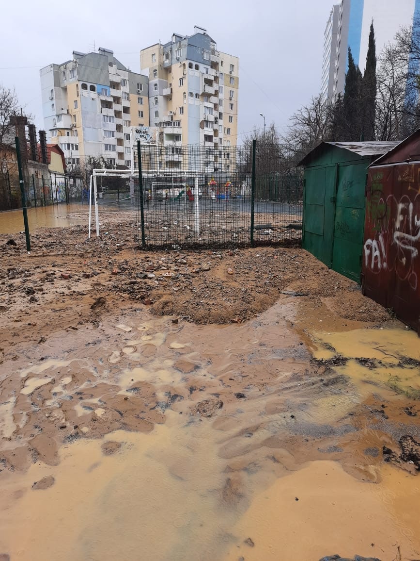 Примечания | Дома и машины затопило в результате прорыва водовода в Ялте