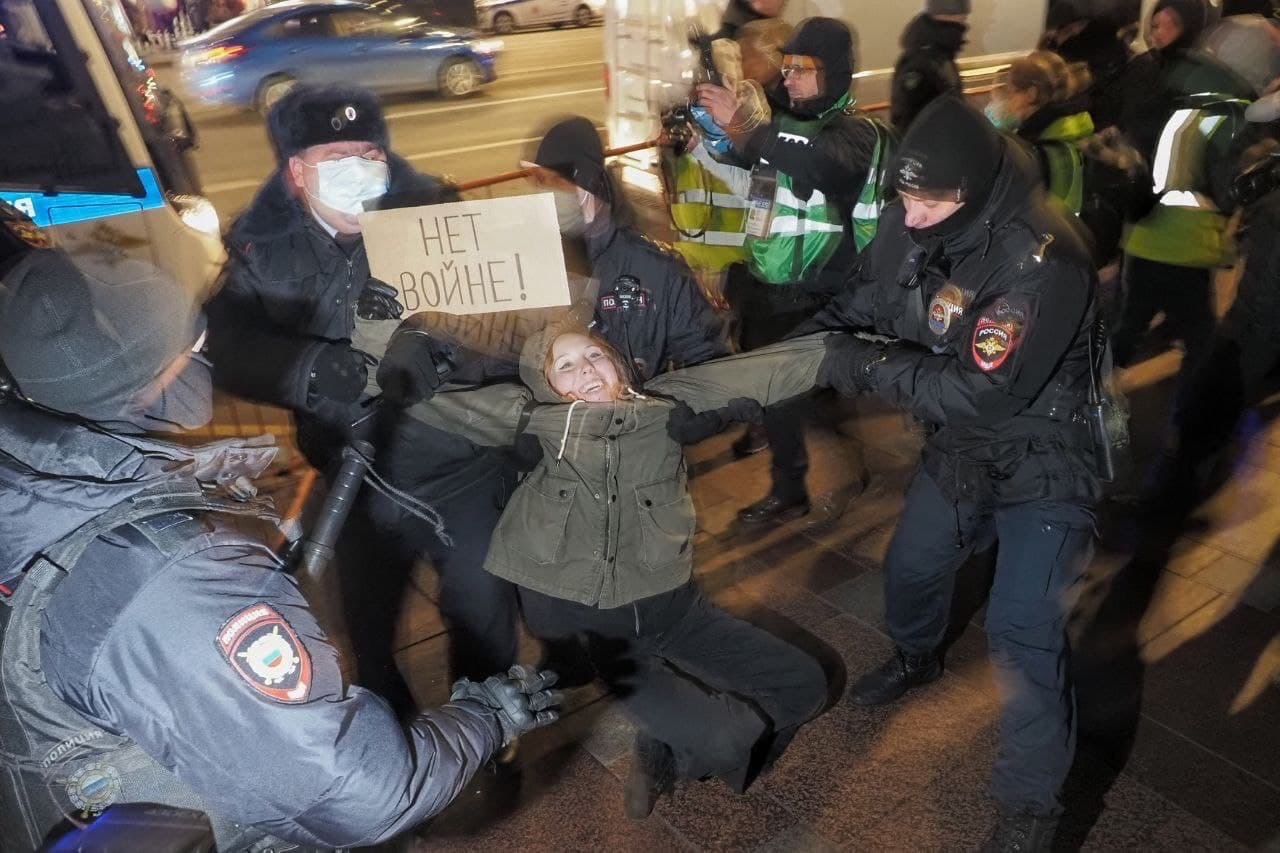 Примечания | ОМОН разгоняет антивоенные митинги в разных городах России