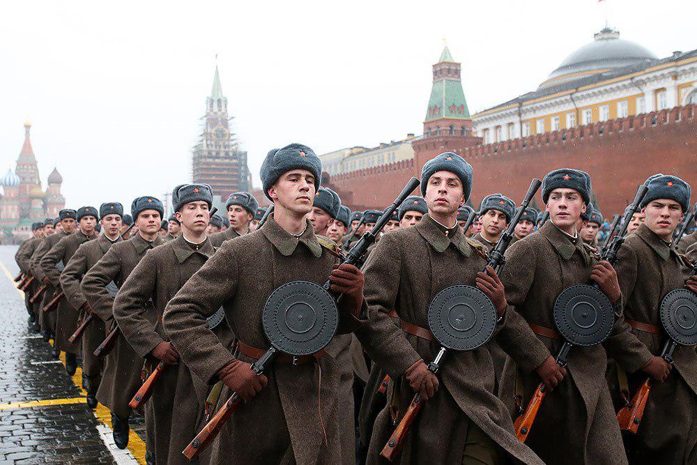 Где проходил парад 41. Парад 7 ноября 1941 года. Парад 7 ноября 1941 года в Москве на красной площади. Парад на красной площади 7 ноября 1941 года. Фото парада 7 ноября 1941 года на красной площади в Москве.