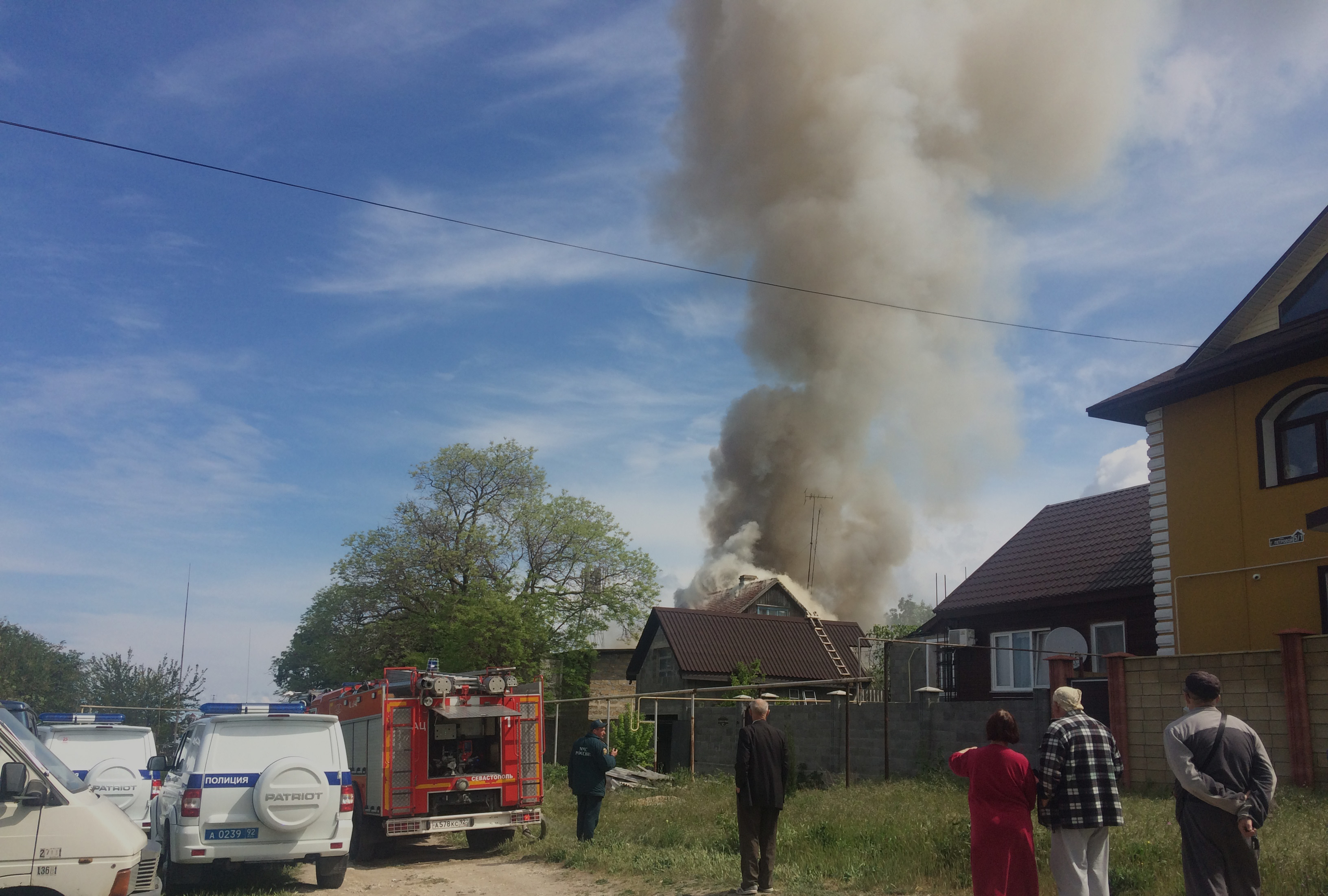 В частном секторе Севастополя полыхает деревянный дом | 07.05.2020 |  Севастополь - БезФормата