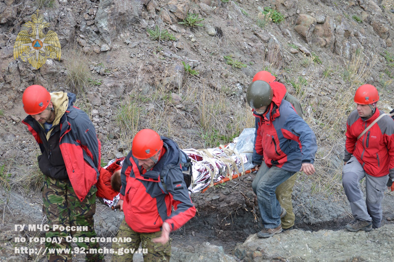 Несчастный случай мчс. Носилки спасательные МЧС. Спуск со скалы со спасателем. В Севастополе человек упал со скалы. Чиновник МЧС упал со скалы.