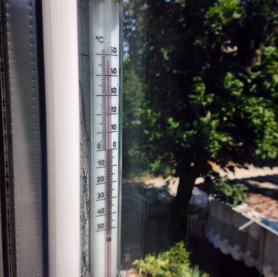Температура воздуха дома на улице. Термометр 40 градусов. Термометр уличный -40. 50 Градусов тепла. Термометр в тени.