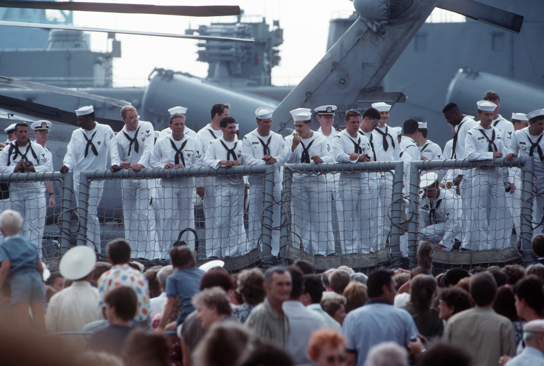 Приезд в сша. 1989 USS Thomas s. Gates Севастополе. Севастополь 1989 американцы. Американские корабли в Севастополе 1989.