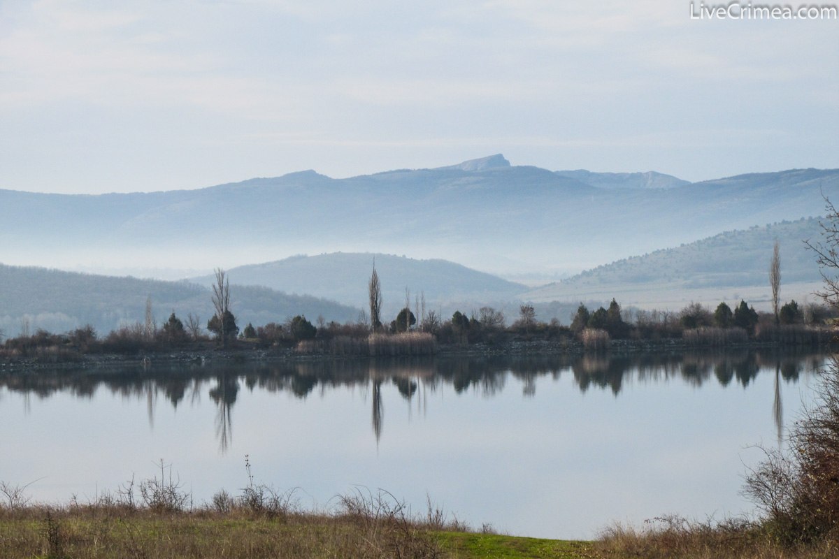 Крым нижний. Озеро нижнее в Байдарской долине Крыма. Озеро в передовом Севастополь. Озеро нижнее Байдарская Долина. Озеро нижнее передовое Севастополь.