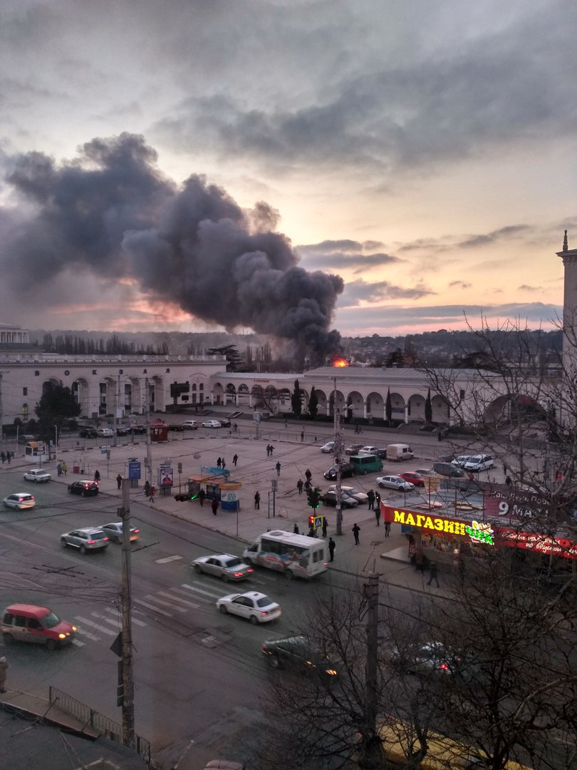 Симферополь сегодня. Симферополь пожар ЖД вокзал. Вокзал горит. Пожар в Симферополе сейчас. Пожар на ЖД вокзале города Симферополь.