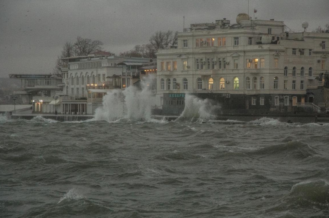 Осадки в севастополе. Севастополь море шторм. Шторм Севастополь 2008. Зимний шторм в Севастополе. Шторм в Севастополе 2007.