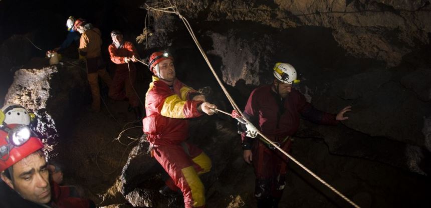 Какую вещь бекки нашли спасатели в пещере. ПСР В пещерах. Спасатели в пещере. Передвижение спасателей в пещерах. Спасательные работы в пещере.