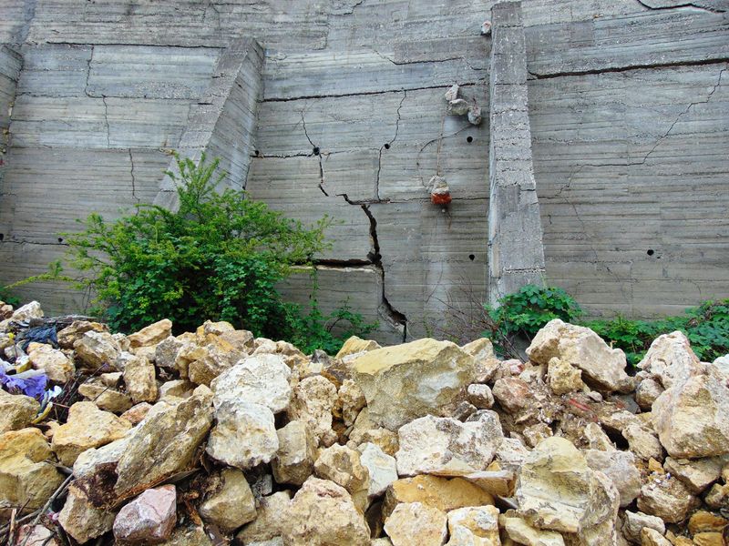 Опорная стена из бетона. Подпорная стена из бетона с контрфорсами. Убо-1420 подпорная стенка. Подпорная стена 5 метров ЖБИ. Подпорная стена на Прокопенко Севастополь.